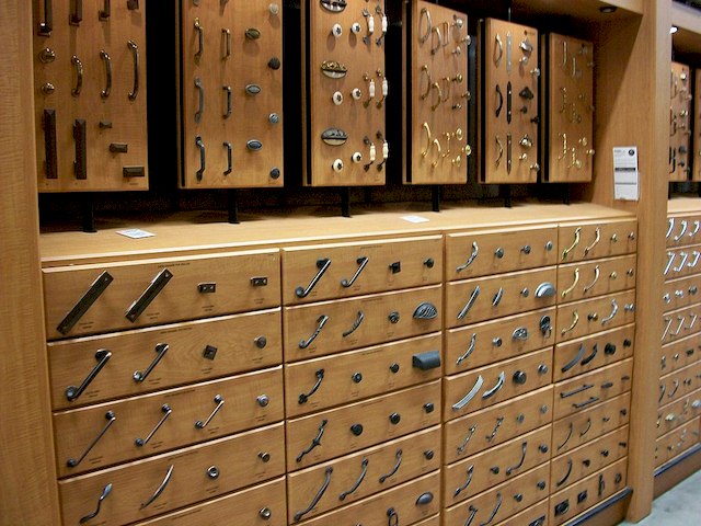 Kitchen Cabinet Hardware: Tips for How to Paint Kitchen Cupboards Kitchen Cabinet Hardware - Tips for How to Paint Kitchen Cupboards