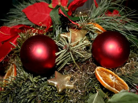 Featured of Holiday Door Decorating Ideas and Easy Exterior Christmas Decorating