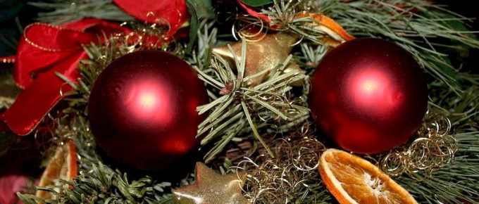 Easy Holiday Door Decorating Ideas