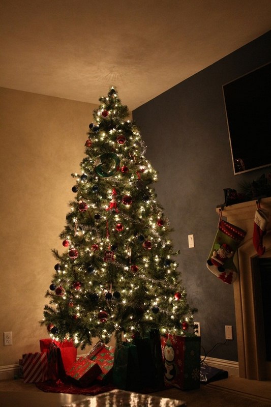 Christmas Decorating, The Old Fashioned Way Christmas Decorating - The Old Fashioned Way