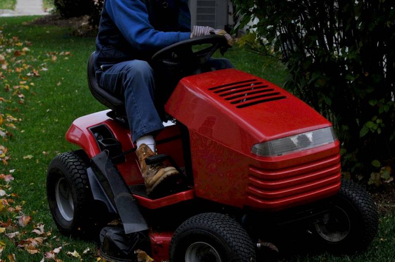 How to Cut Tall Grass With a Riding Mower