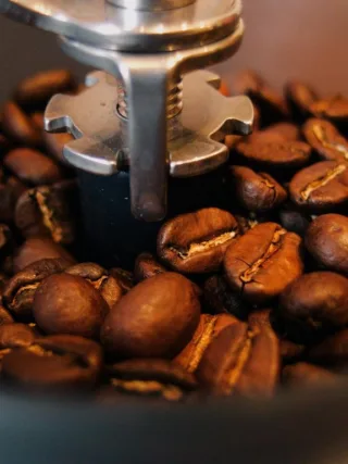 featured image - How to Grind Coffee at Home 5-Proven Ways