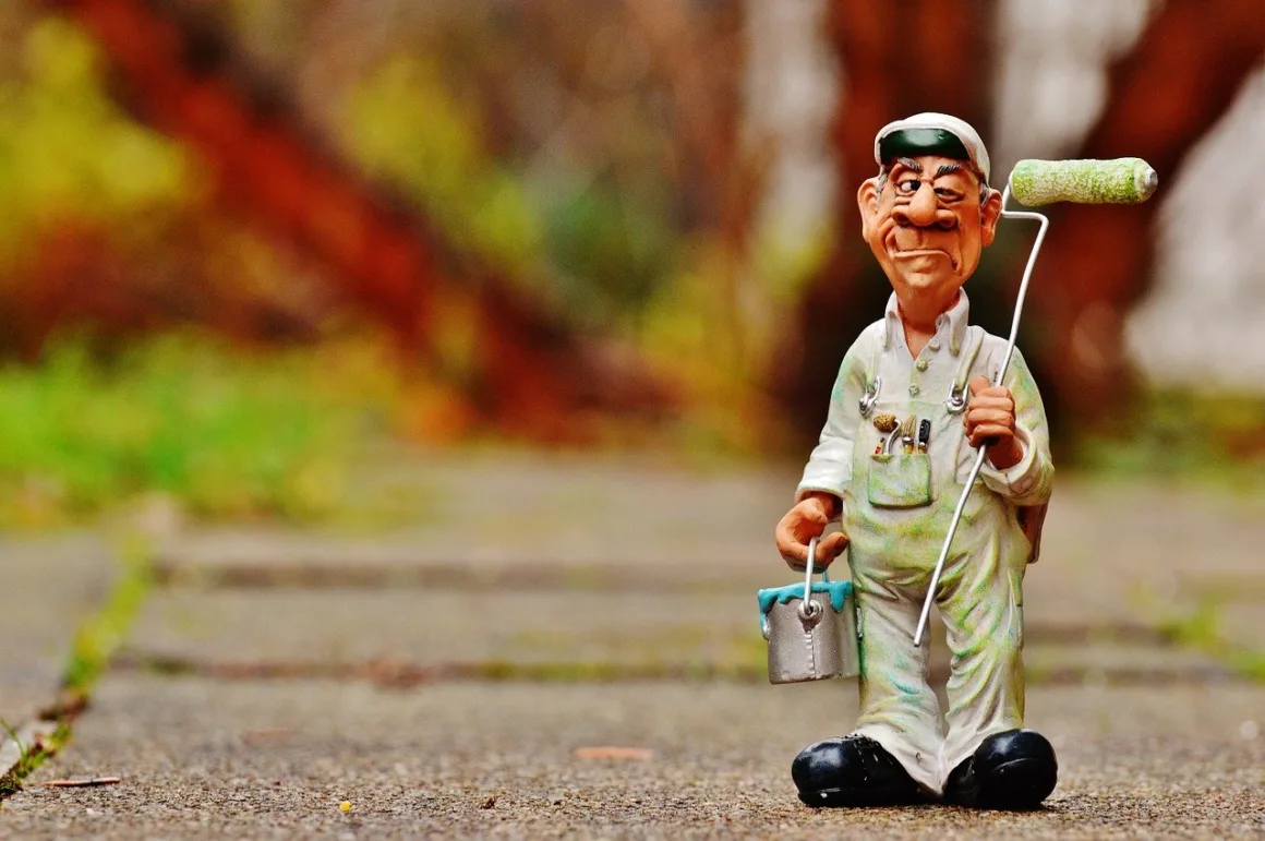 featured image - What's the Difference Between A Painter and A Decorator and a Painter