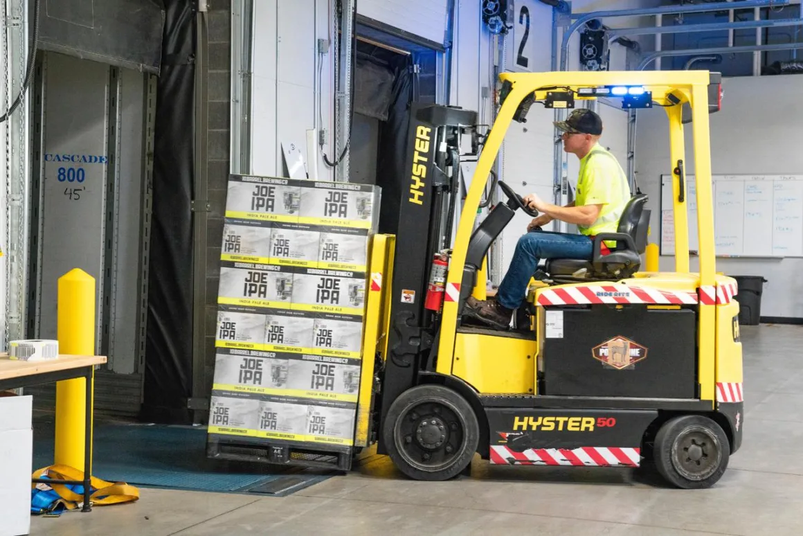 Featured image - 4 Tips for Hiring the Right Forklift for Your Warehouse