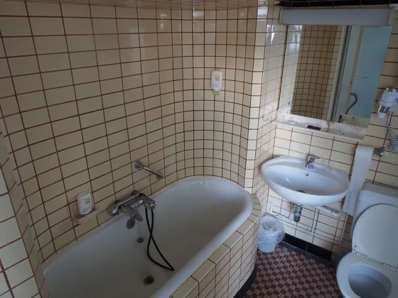 featured image - 10 Outdated Bathroom Trends