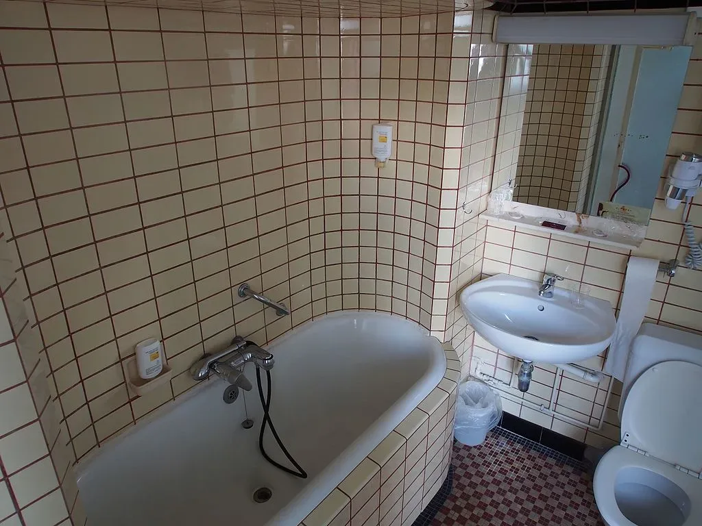 featured image - 10 Outdated Bathroom Trends