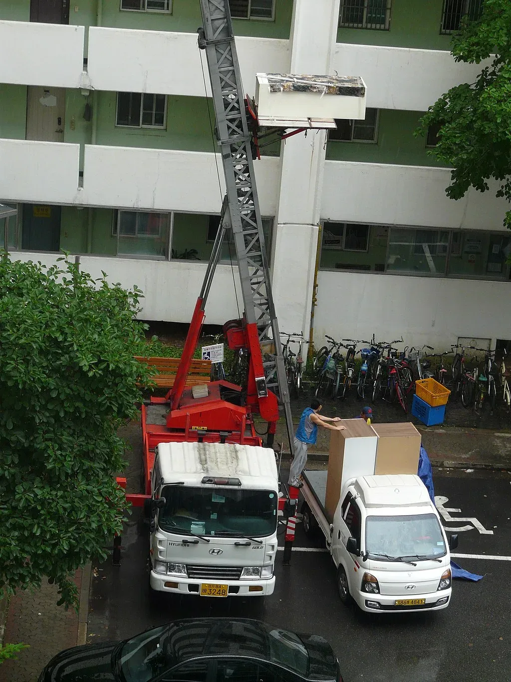 featured image - Reasons You Should Hire A Moving Company