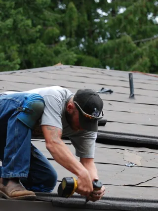 featured image - 5 Distinct Benefits of Hiring A Local Roofing Contractor