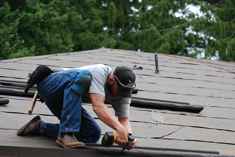 featured image - 5 Distinct Benefits of Hiring A Local Roofing Contractor