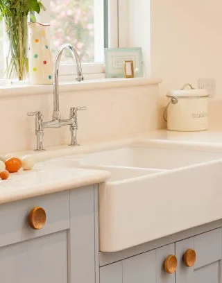 featured image - Farmhouse Sinks Adds Value to Your Home