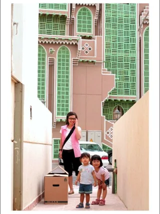 featured image - 5 Ways to Prepare Your Children for an Overseas Move