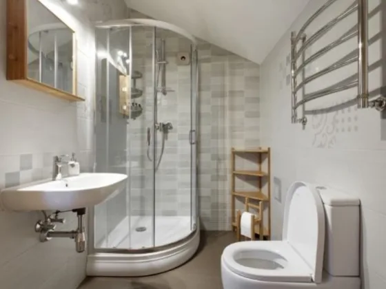 featured image - How To Avoid a Cramped Up Feel in A Small Bathroom