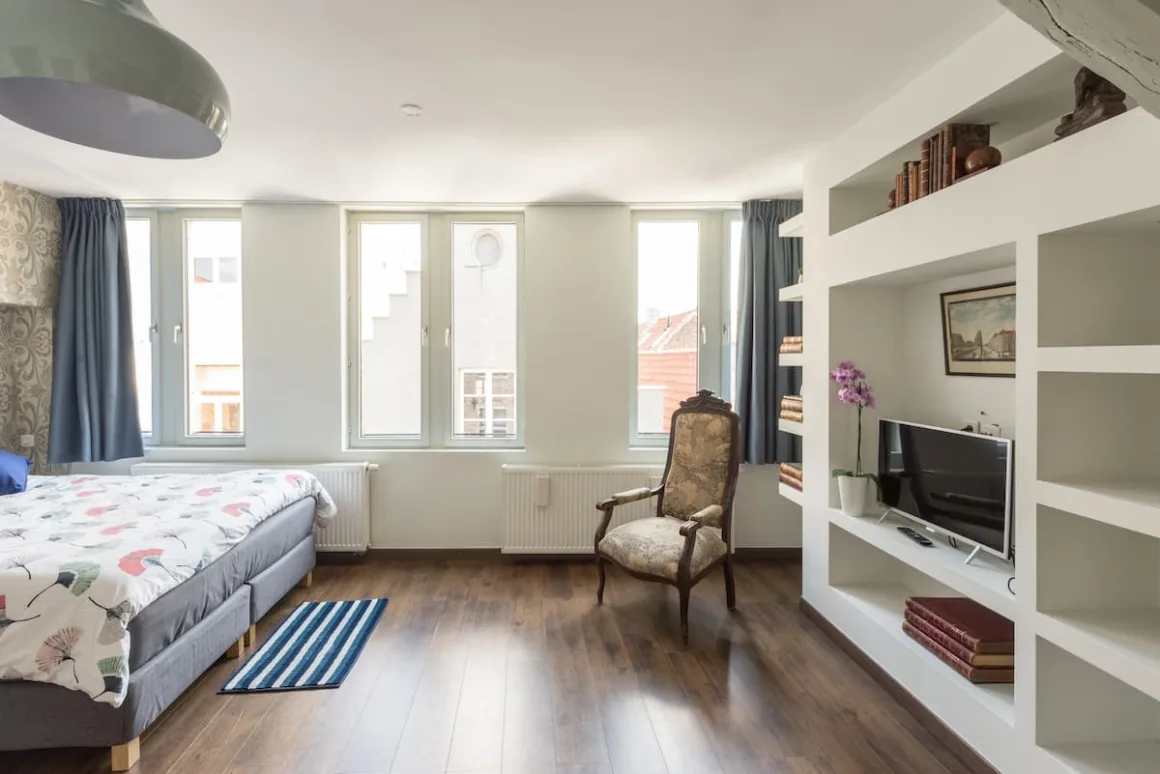 featured image - How to Make Your Apartment Feel Extra Cozy