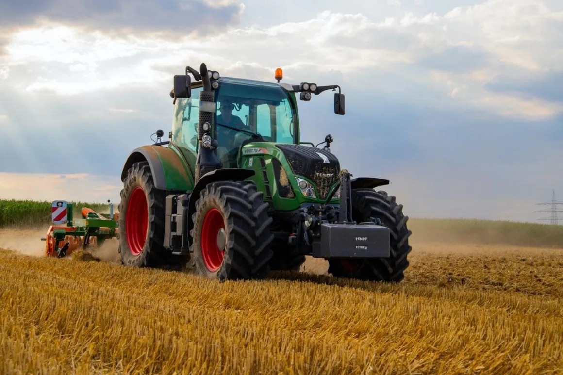 featured image - The Benefits of Using Tractor for Modern Agriculture and Farming