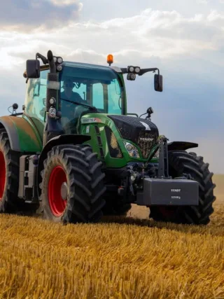 featured image - The Benefits of Using Tractor for Modern Agriculture and Farming