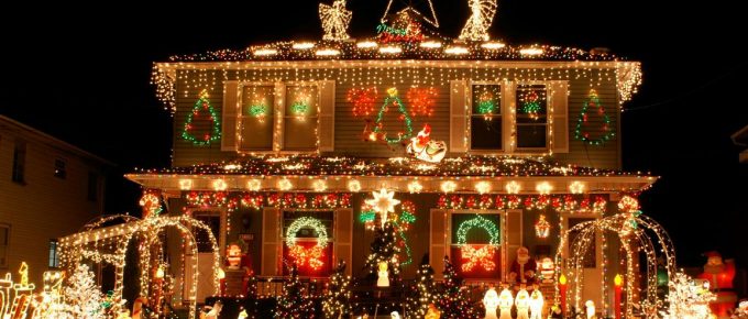 Why are so Many People Replacing Traditional Christmas Lighting with Solar Lighting?