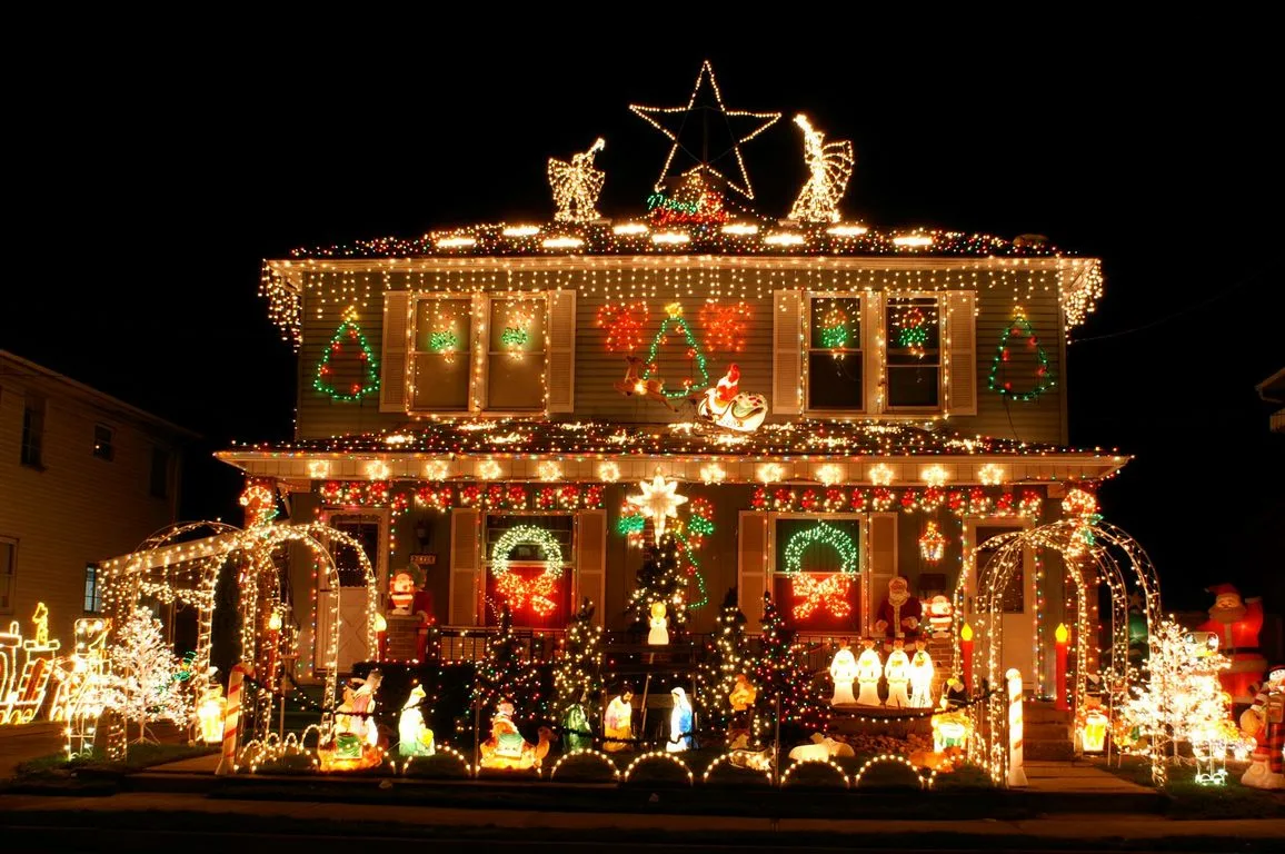 featured image - Why are so Many People Replacing Traditional Christmas Lighting with Solar Lighting?