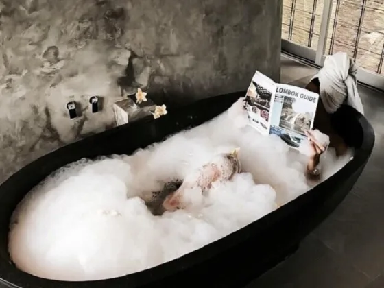 featured image - Treat Yourself and Your Bathroom to Luxury: Get a High-End Bathtub!