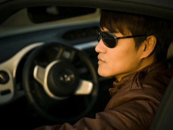 featured image - 4 Tips to Pick the Right Pair of Sunglasses