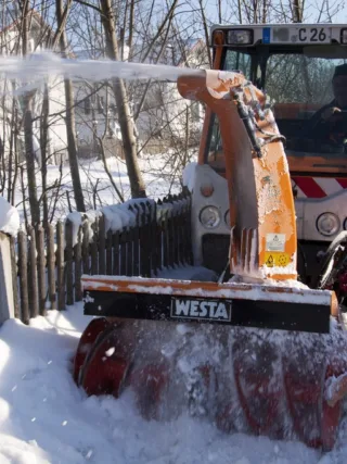 featured image - 5 Things You Need to Know About a Snow Removal Company