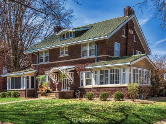 featured image - How to Pick the Right Exterior Window Styling for your Home