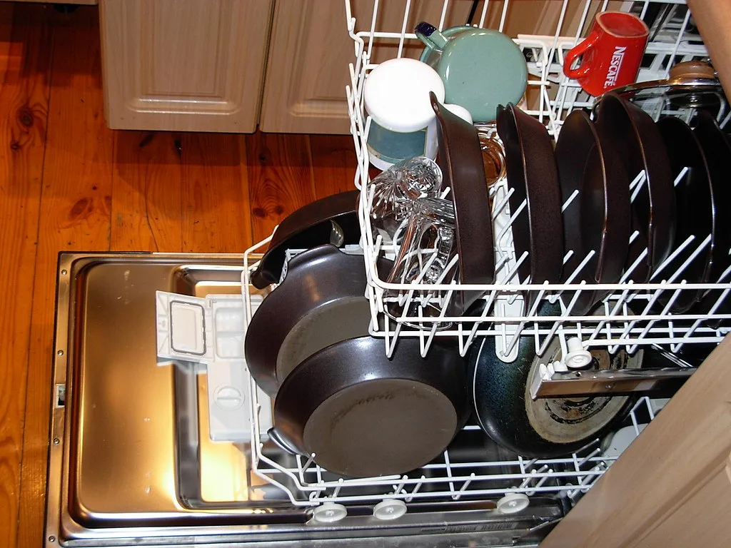 featured image - How to Shop for the Best Commercial Dishwasher Things to Look for