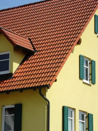 featured image - 8 Signs It's Time to Get a New Roof