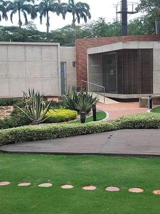 featured image - How Do I Make a Backyard Oasis?