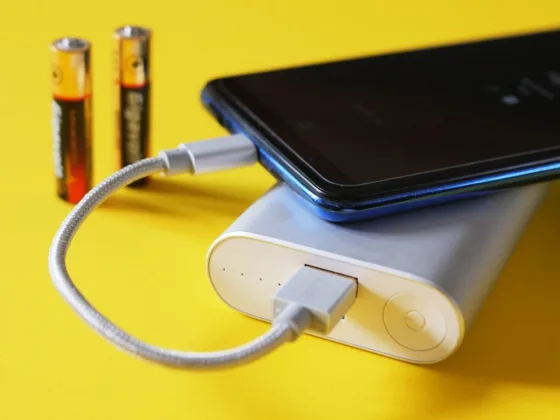 featured image - 5 Things to Look for in a Portable Charger