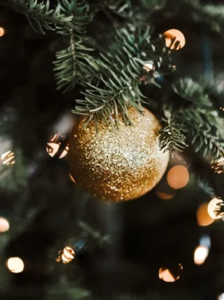 featured image - Best DIY Christmas Decorations for Student's Room