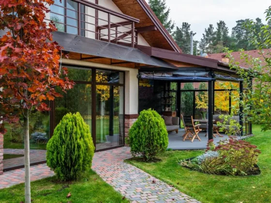 featured image - 8 Awesome Tips to Make a Backyard Oasis This Summer