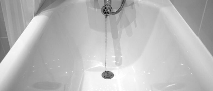 4 Simple Yet Effective Ways to Block a Bathtub Drain Without a Plug