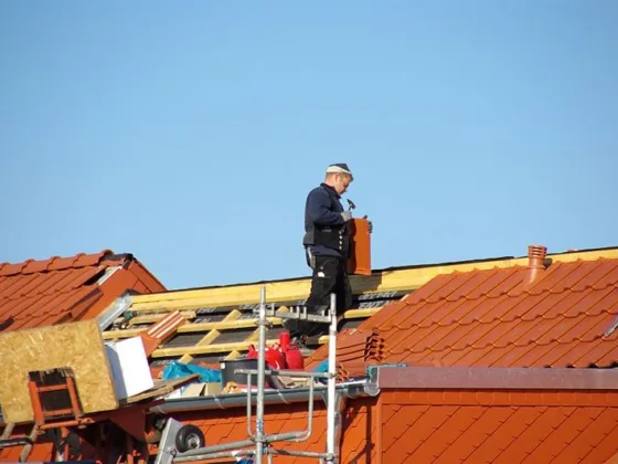 featured image - 4 Quick Roof Repair Tips from Roofing Experts