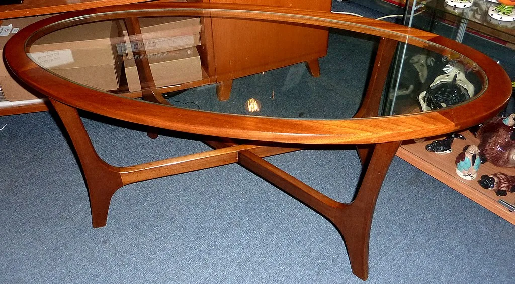 featured image - Signs to Replace Your Glass Table Top