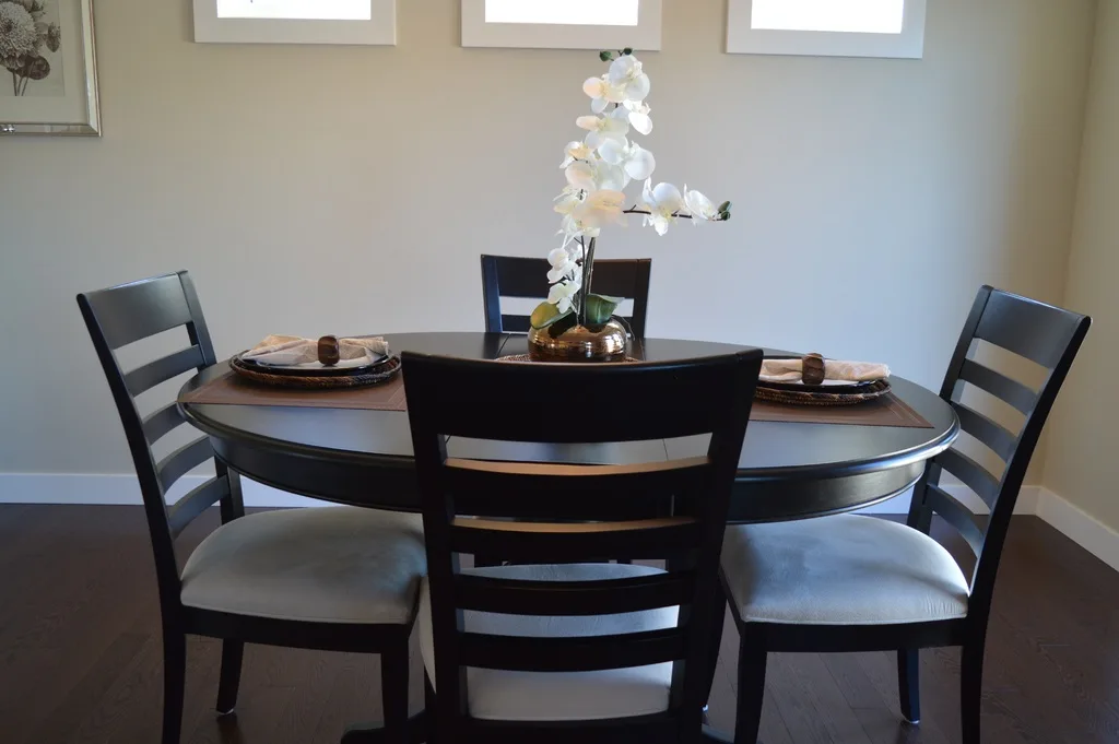 featured image - How To Choose Perfect Dining Room Table