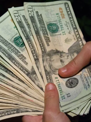 featured image - The Pros and Cons of Taking a Cash Offer When You Sell Your Home