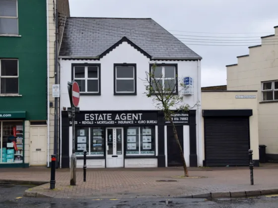 featured image - The Benefits of Using an Estate Agent When Buying or Selling a Home