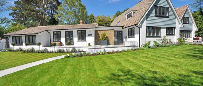 7 Essential Tips for Maintaining a Gorgeous Lawn