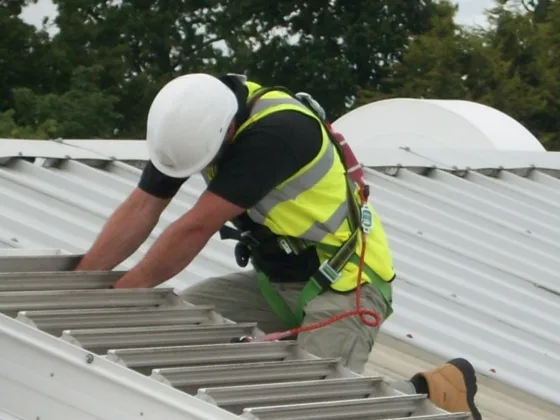 featured image - 7 Tips to Find a Great Roofing Contractor