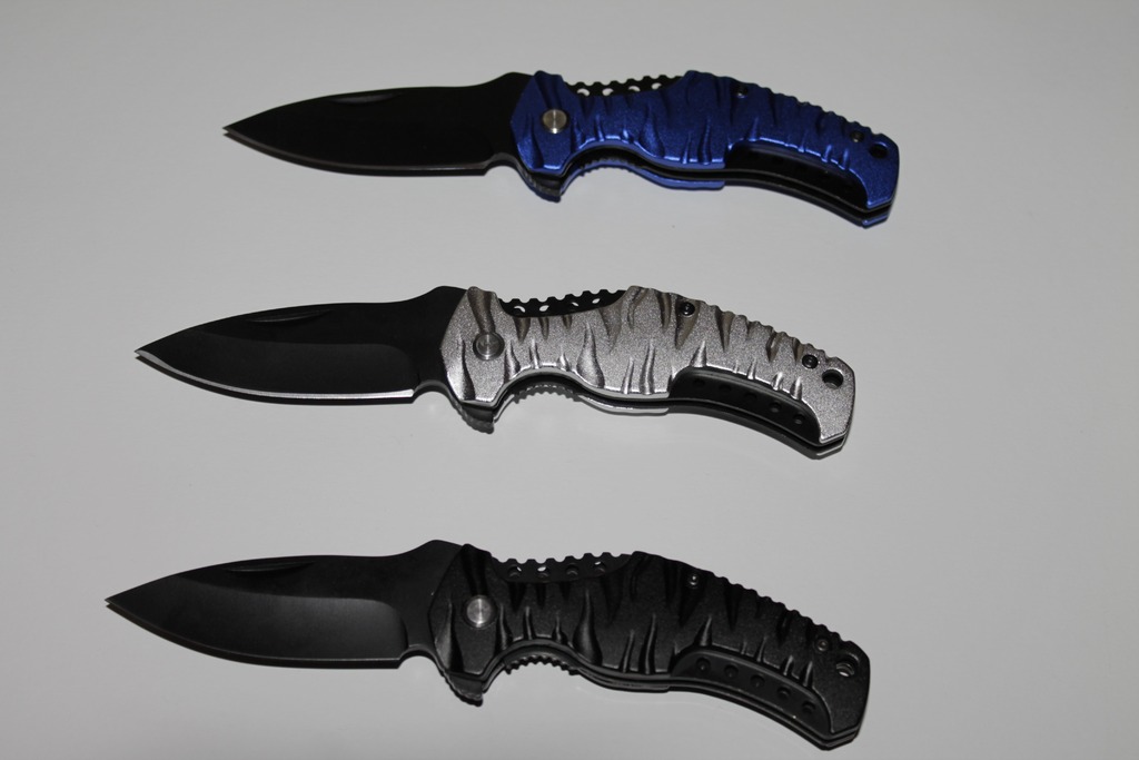 Handmade Bowie and Tracker Knives - Uses and Buying Guide image - Handmade Bowie and Tracker Knives - Uses and Buying Guide