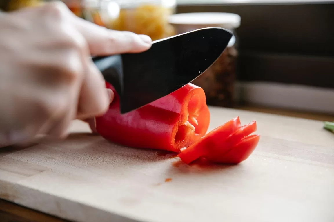 5 Common Knife Mistakes to Avoid in The Kitchen Image - 5 Common Knife Mistakes to Avoid in The Kitchen
